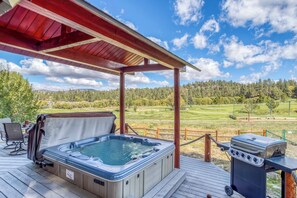 Terrace/patio - Lovely golf course log cabin with views from the deck, BBQ, hot tub, pool table (Big Bear Lake)