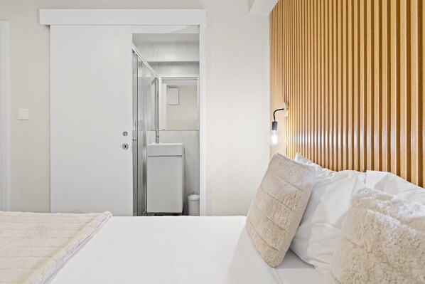 Iron/ironing board, Internet, bed sheets