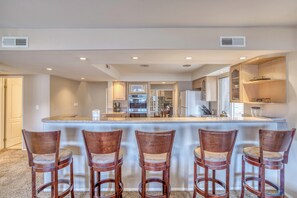 ثلاجة، ميكروويف، فرن، موقد طهي مسطح