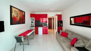 Un apartamento moderno con cocina, comedor y sala de estar.