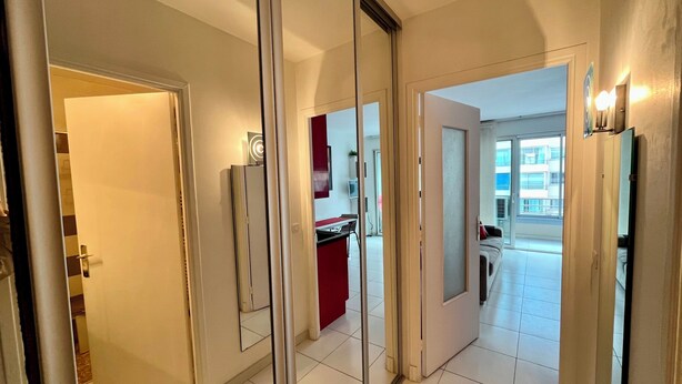 Un apartamento moderno con cocina, comedor y sala de estar.