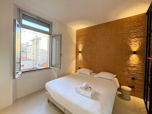 Unclassified image, 5 of 15, button