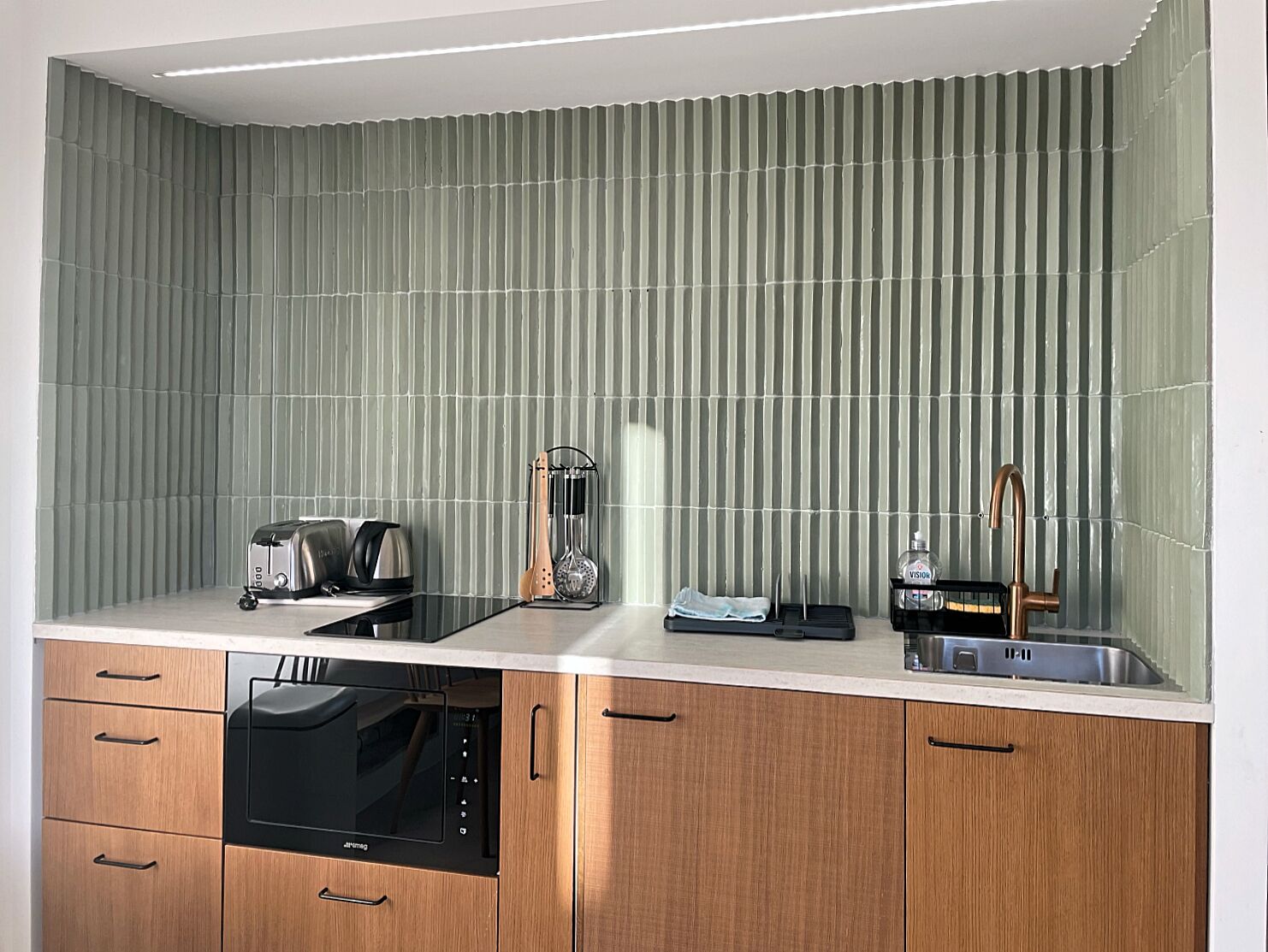 Kjøleskap, mikrobølgeovn, oppvaskmaskin og brødrister