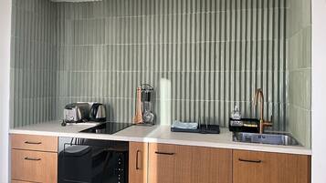 Kjøleskap, mikrobølgeovn, oppvaskmaskin og brødrister