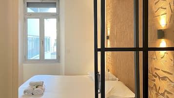 1 slaapkamer, een strijkplank/strijkijzer, beddengoed