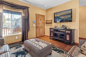 智能电视、DVD 播放器、桌上足球、影片库