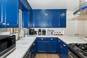 Een koelkast, een magnetron, een oven, een kookplaat