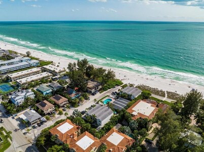 Beachfront Complex! Heated Pool~Pool View! Updated
