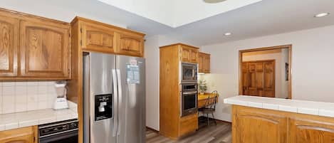 Geladeira, micro-ondas, fogão, cooktop