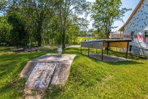 Property grounds - Your HOME when you're in Benton! (Benton)