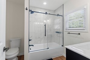 Dusche, Bidet, Handtücher, Seife