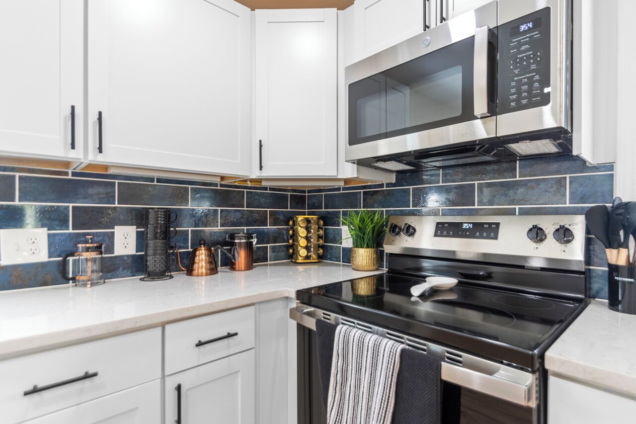 Mikrowelle, Herdplatte, Geschirrspüler