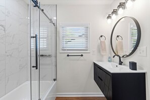 Shower, bidet, towels, soap - Your HOME when you're in Benton! (Benton)
