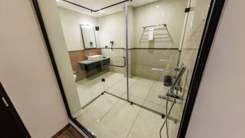Panoramic Room | Bathroom | Free toiletries, toilet paper