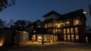 Fachada da propriedade à noite