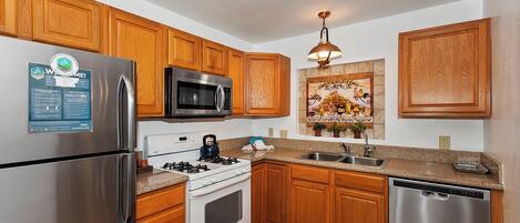 Réfrigérateur, four à micro-ondes, un four, lave-vaisselle