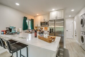 ثلاجة، ميكروويف، فرن، موقد طهي مسطح