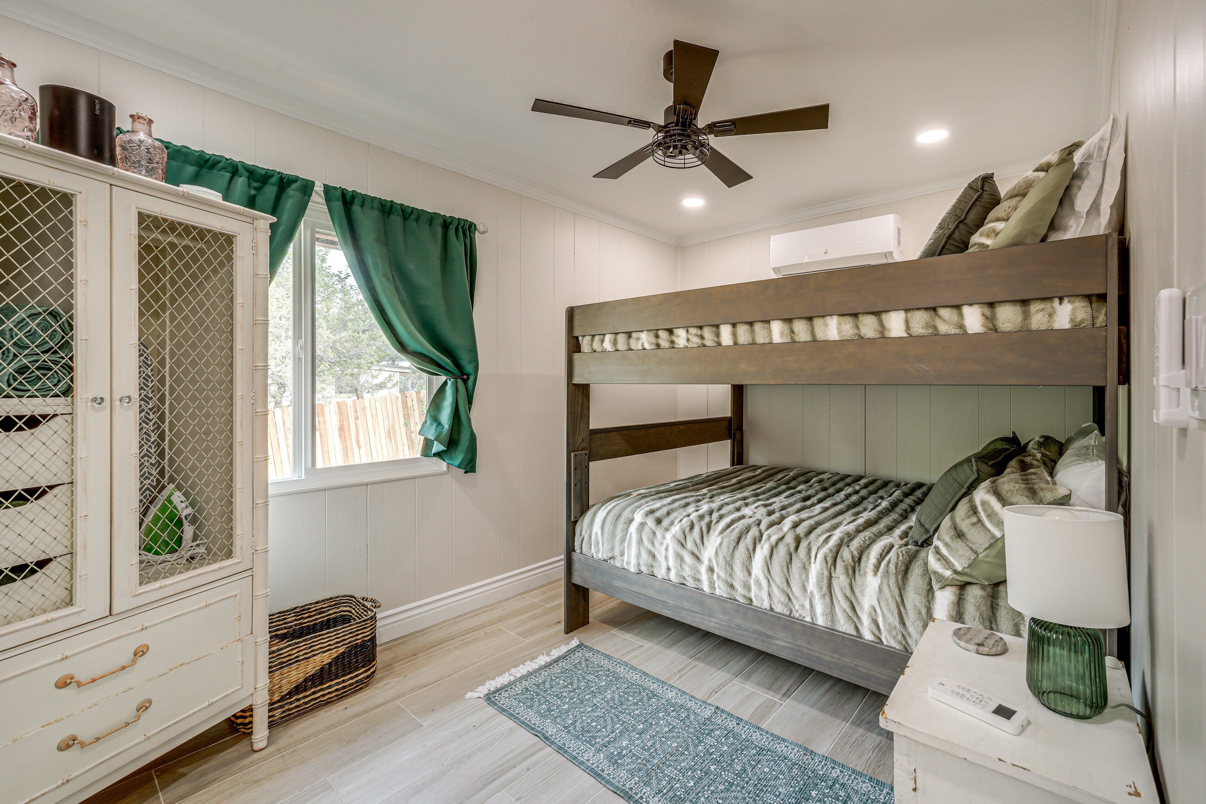 2 habitaciones, tabla de planchar con plancha y cuna de viaje 