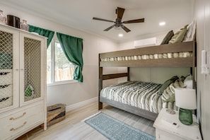 2 habitaciones, tabla de planchar con plancha y cuna de viaje