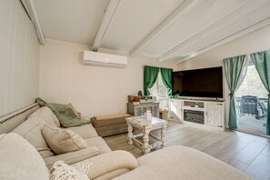 Smart TV, fireplace - Delightful 2-bedroom Riverside Retreat in charming Payson. (Payson)