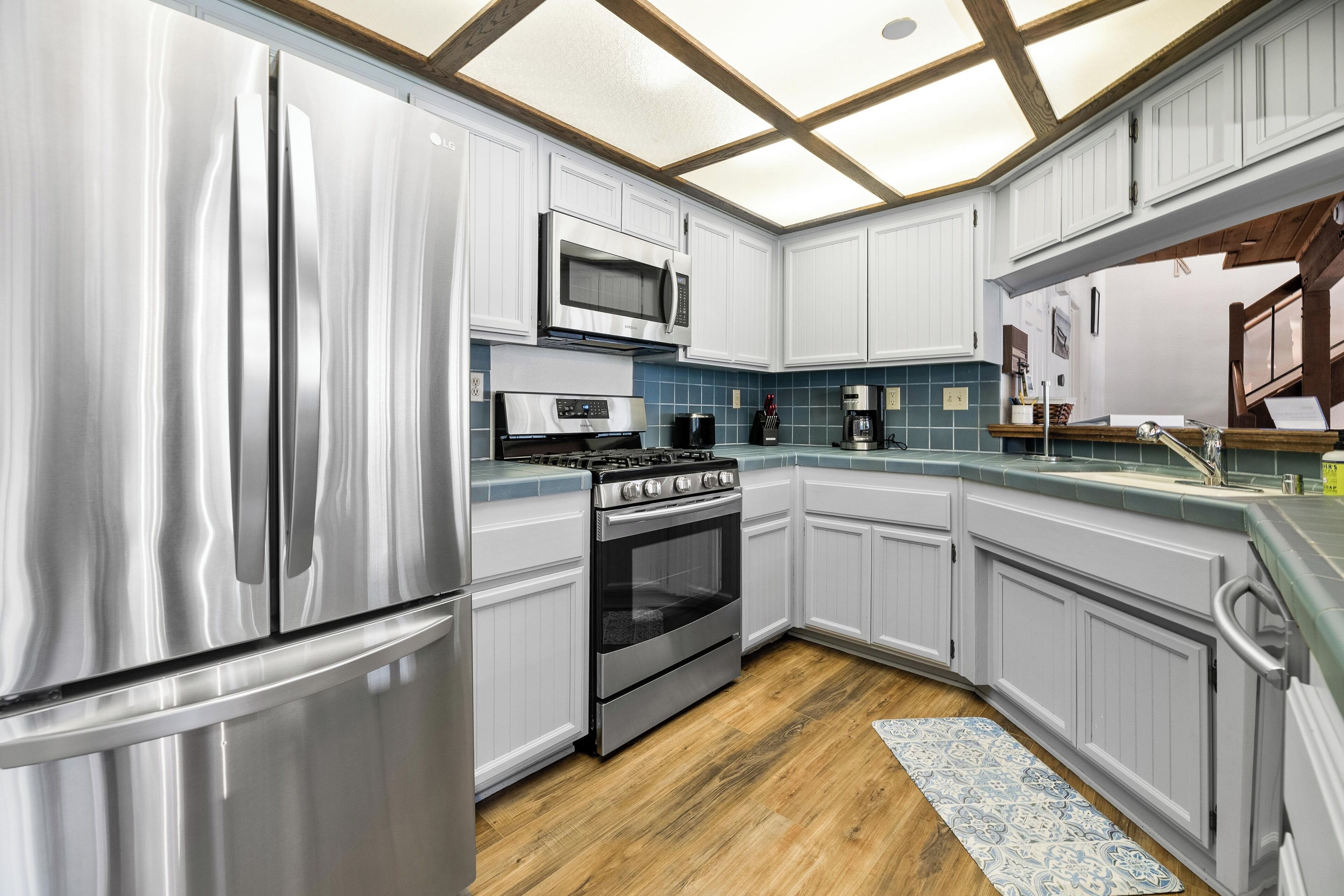 ثلاجة، ميكروويف، فرن، موقد طهي مسطح