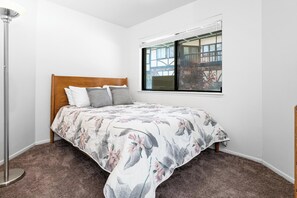 2 عدّة غرف نوم وواي فاي مجانًا وملاءات أسرّة