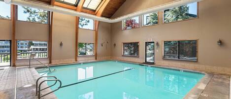 Una piscina cubierta