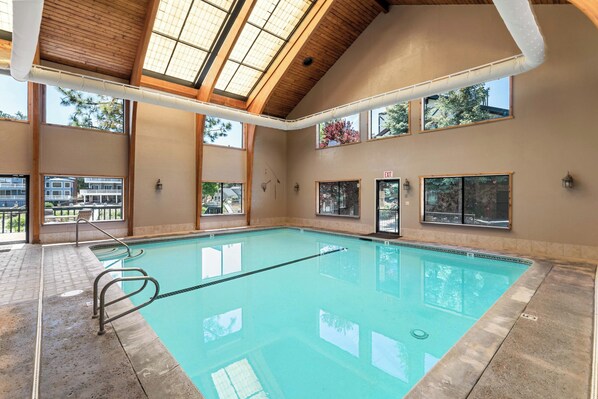 من حمّامات السباحة المغطاة