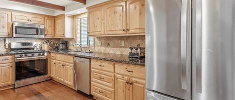 Frigorífico, microondas, horno y lavavajillas