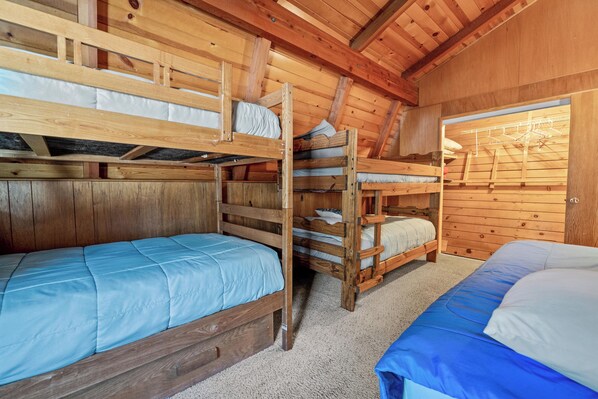 4 عدّة غرف نوم وواي فاي مجانًا وملاءات أسرّة