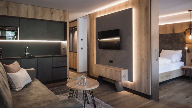 Un espacio moderno habitable con cocina, comedor y dormitorio.