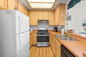 Kylskåp, mikrovågsugn, ugn och spishäll