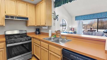 Een koelkast, een magnetron, een oven, een kookplaat