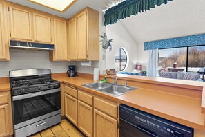 Een koelkast, een magnetron, een oven, een kookplaat