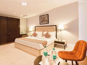 Luxe beddengoed, bedden met traagschuimmatras, een bureau