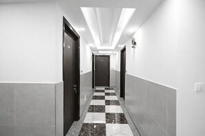 Lobby - 99 Hotel Apple Park (New Delhi)