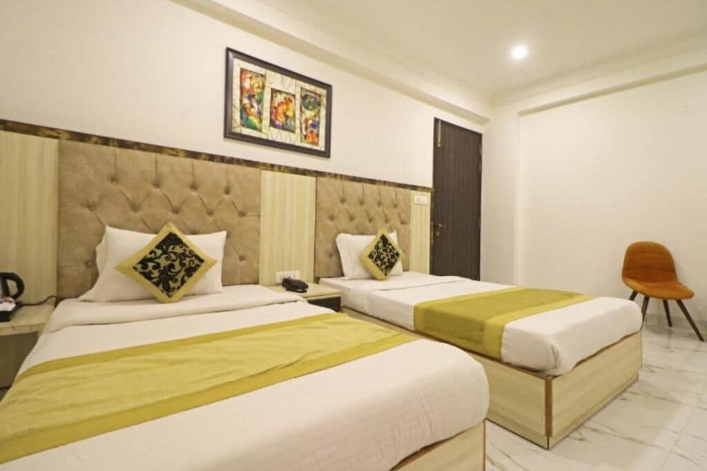 패밀리 텐트 | 고급 침구, 메모리폼 침대, 책상, 노트북 작업 공간