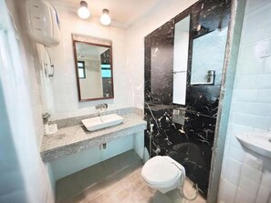 Deluxe-Doppelzimmer, 1 Schlafzimmer, Nichtraucher | Badezimmer | Dusche, Hydromassagedusche, Designer-Toilettenartikel, Haartrockner