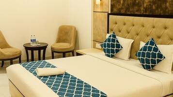 Kamar Double Deluks | Seprai premium, busa memori, meja kerja, dan ruang kerja ramah laptop