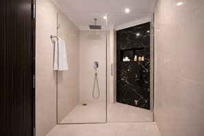 Shower, hydromassage showerhead, designer toiletries, hair dryer - 99 Hotel Apple Park (New Delhi)