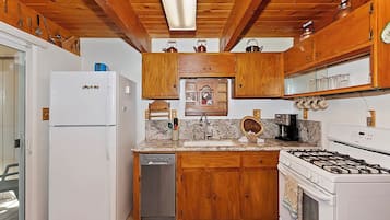 Een koelkast, een magnetron, een oven, een vaatwasser