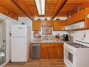 Jääkaappi, mikroaaltouuni, uuni, astianpesukone