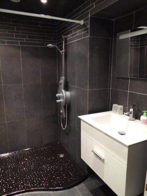 Dusche, Haartrockner, Handtücher, Seife