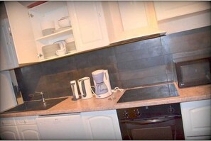 Kühlschrank, Mikrowelle, Ofen, Herdplatte