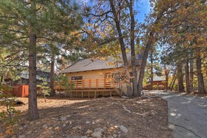 Exterior - Pet Friendly Hot Tub Home located In the coveted Upper Moonridge Neighborhood! (Big Bear City)