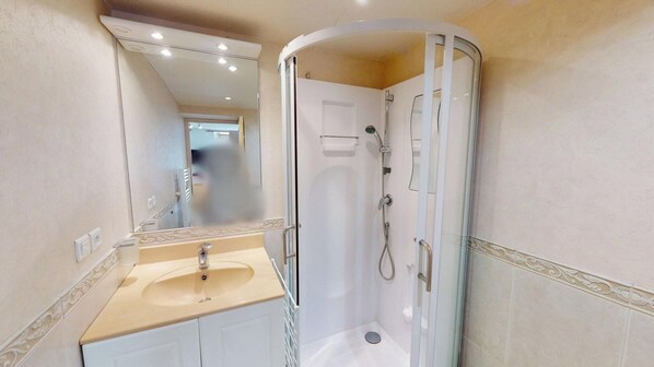 Een douche, een haardroger, handdoeken, zeep