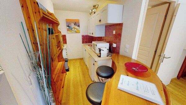 Geladeira, micro-ondas, cooktop, lava-louças