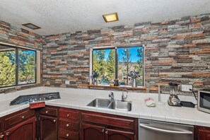 Een koelkast, een magnetron, een oven, een vaatwasser