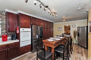 Een koelkast, een magnetron, een oven, een vaatwasser