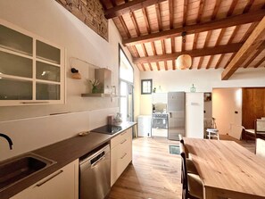 冰箱、微波炉、烤箱、炉灶